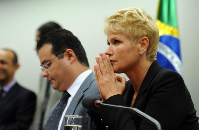 Deputado evangélico hostiliza Xuxa em comissão da Câmara Gabriela Korossy/Câmara dos Deputados Deputado evangélico hostiliza Xuxa em comissão da Câmara Gabriela Korossy/Câmara dos Deputados