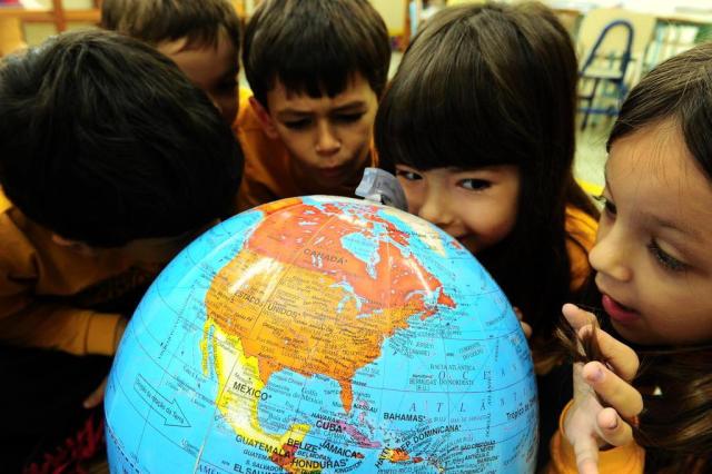 Países que jogarão a Copa viram tema de estudo em sala de aula Tadeu Vilani/Agencia RBS Países que jogarão a Copa viram tema de estudo em sala de aula Tadeu Vilani/Agencia RBS