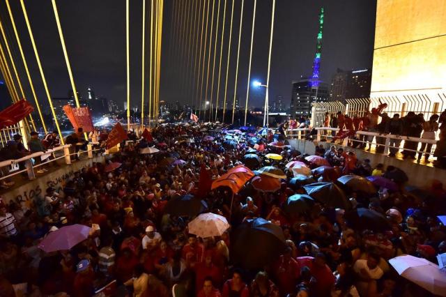 Contra a Copa, sem-teto bloqueiam a Marginal Pinheiros em SP Nelson Almeida/AFP