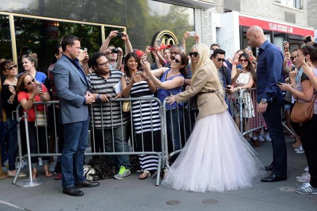 Lady Gaga deixa seu apartamento vestida de noiva Splash News/AKM-GSI Brasil