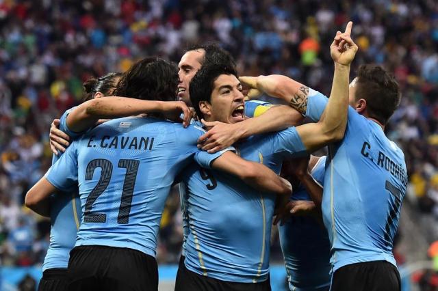 Suárez volta, marca dois, e Uruguai vence a Inglaterra em São Paulo BEN STANSALL/AFP