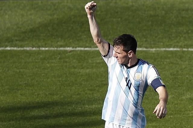 Messi salva a Argentina contra o Irã e classifica a seleção às oitavas Adrian Dennis/AFP