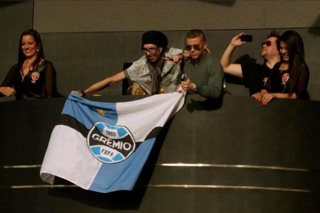 D'Alessandro segura bandeira do Grêmio em evento da Copa Reprodução/Twitter D'Alessandro segura bandeira do Grêmio em evento da Copa Reprodução/Twitter