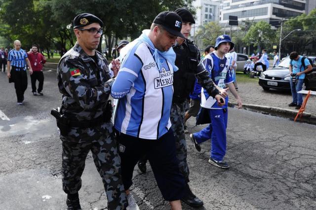 A very busy day for the police around Beira-Rio Ronaldo Bernardi/Agencia RBS A very busy day for the police around Beira-Rio Ronaldo Bernardi/Agencia RBS