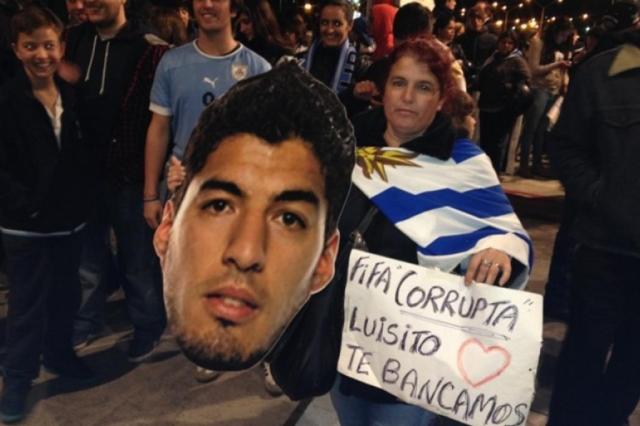 Centenas de torcedores esperam Luis Suárez no Uruguai I. GUIMARAENS/EL OBSERVADOR Centenas de torcedores esperam Luis Suárez no Uruguai I. GUIMARAENS/EL OBSERVADOR