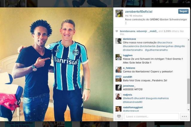 Schweinsteiger veste a camisa do Grêmio e Zé Roberto brinca: 