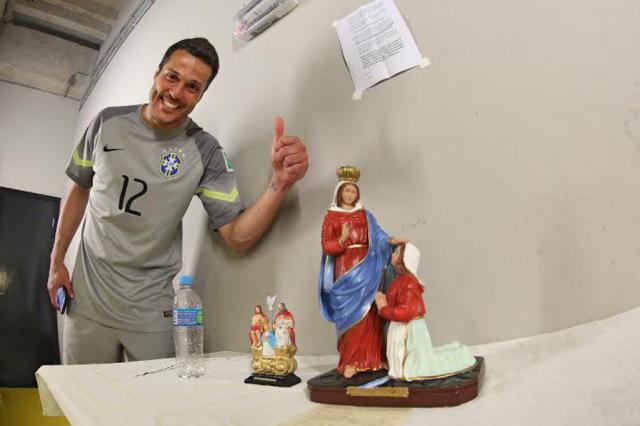 Nossa Senhora de Caravaggio ganha novo devoto: o goleiro Julio César, da Seleção Brasileira CBF/ Divulgação/ Nossa Senhora de Caravaggio ganha novo devoto: o goleiro Julio César, da Seleção Brasileira CBF/ Divulgação/