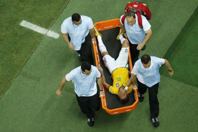 Após pancada, Neymar é levado a clínica para realizar exames FABRIZIO BENSCH/AFP