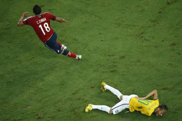 Neymar sofre lesão na coluna e está fora da Copa do Mundo FABRIZIO BENSCH/AFP