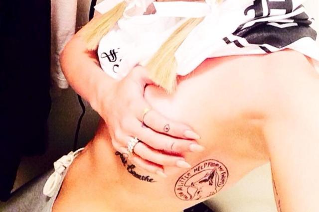 Miley Cyrus faz tatuagem para homenagear cachorro Floyd Miley Cirus/Instagram/Reprodução
