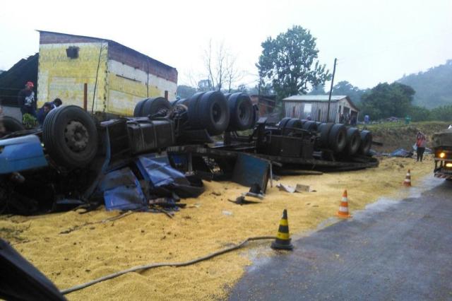 Tombamento de carreta provoca morte e bloqueia rodovia em Candelária Arquivo pessoal/Arquivo pessoal