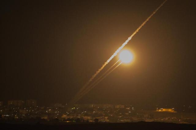 Foguetes são disparados em direção a Israel JACK GUEZ/AFP