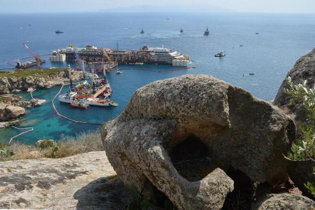 Costa Concordia volta a flutuar após dois anos e meio de naufrágio VINCENZO PINTO/AFP Costa Concordia volta a flutuar após dois anos e meio de naufrágio VINCENZO PINTO/AFP