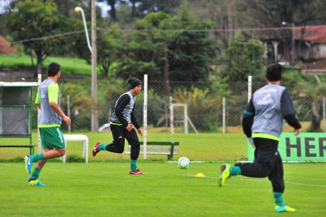 De volta ao time titular, Douglas não vê problema em atuar mais centralizado no ataque do Juventude Gabriel Lain/Especial De volta ao time titular, Douglas não vê problema em atuar mais centralizado no ataque do Juventude Gabriel Lain/Especial