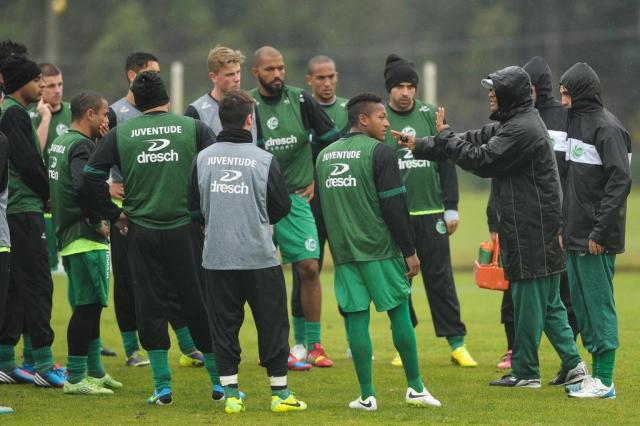 Mesmo com gramado encharcado, Juventude realiza treinamento forte no CFAC Diogo Sallaberry/Agencia RBS Mesmo com gramado encharcado, Juventude realiza treinamento forte no CFAC Diogo Sallaberry/Agencia RBS