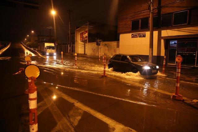 Chuva intensa causa pontos de alagamento em ruas e avenidas de Porto Alegre Léo Cardoso/Agência RBS Chuva intensa causa pontos de alagamento em ruas e avenidas de Porto Alegre Léo Cardoso/Agência RBS