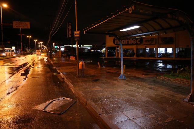 Três pessoas ficam feridas em acidente na zona sul de Porto Alegre Léo Cardoso/Agência RBS Três pessoas ficam feridas em acidente na zona sul de Porto Alegre Léo Cardoso/Agência RBS