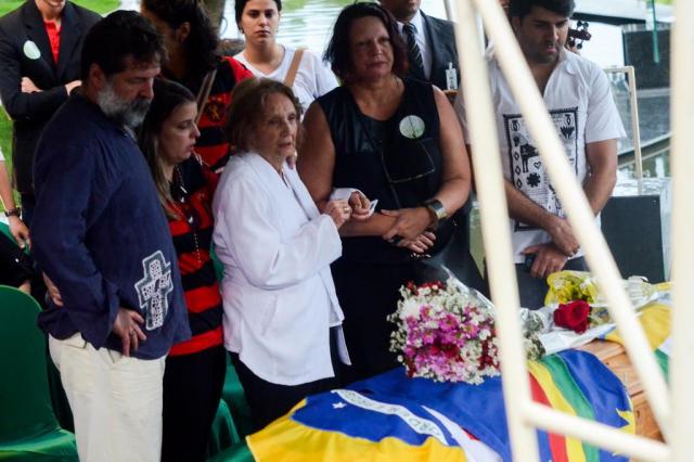 Corpo de Ariano Suassuna é enterrado ao som do hino do Sport CLéLIO TOMAZ/LEIAJÁIMAGENS/ESTADÃO CONTEÚDO Corpo de Ariano Suassuna é enterrado ao som do hino do Sport CLéLIO TOMAZ/LEIAJÁIMAGENS/ESTADÃO CONTEÚDO