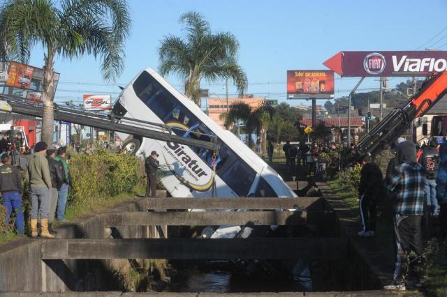 Trânsito flui normalmente na Perimetral Norte, em Caxias, após ônibus ser retirado de arroio Roni Rigon/Agencia RBS Trânsito flui normalmente na Perimetral Norte, em Caxias, após ônibus ser retirado de arroio Roni Rigon/Agencia RBS