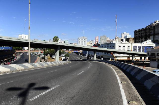 Obras de drenagem bloqueiam alça de acesso da Avenida Castelo Branco, em Porto Alegre Ronaldo Bernardi/Agência RBS Obras de drenagem bloqueiam alça de acesso da Avenida Castelo Branco, em Porto Alegre Ronaldo Bernardi/Agência RBS