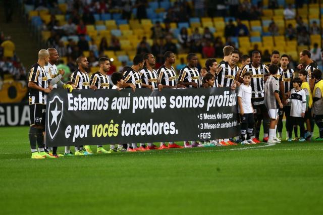 Jogadores do Botafogo protestam contra salários atrasados com faixa Cleber Mendes/Agência Lancepress!
