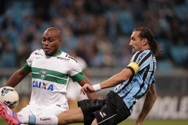 Grêmio sofre a virada no fim e perde para o Coritiba por 3 a 2 Bruno Alencastro/Agencia RBS Grêmio sofre a virada no fim e perde para o Coritiba por 3 a 2 Bruno Alencastro/Agencia RBS