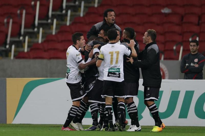 Jogadores do Ceará celebram o tento.:imagem 17