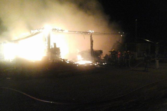 Incêndio destrói madeireira em Vacaria Suelen de Souza Maciel/ Divulgação/ Incêndio destrói madeireira em Vacaria Suelen de Souza Maciel/ Divulgação/