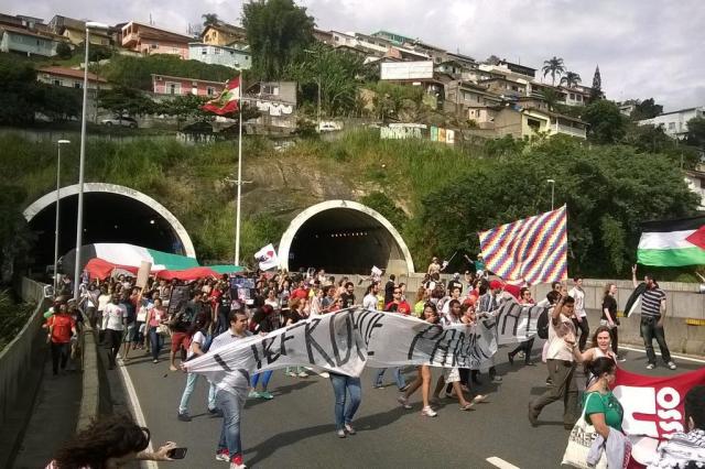 Protesto em Florianópolis pede fim dos ataques de Israel contra palestinos Guto Kuerten/Agência RBS Protesto em Florianópolis pede fim dos ataques de Israel contra palestinos Guto Kuerten/Agência RBS