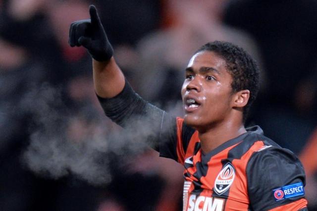 Grêmio pode receber 1 milhão de euros em venda de Douglas Costa SERGEI SUPINSKY/AFP Grêmio pode receber 1 milhão de euros em venda de Douglas Costa SERGEI SUPINSKY/AFP