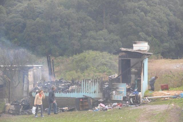Incêndio consome casa onde moravam mãe e três filhos menores no bairro Saint-Etienne, em Caxias do Sul Roni Rigon/Agencia RBS Incêndio consome casa onde moravam mãe e três filhos menores no bairro Saint-Etienne, em Caxias do Sul Roni Rigon/Agencia RBS