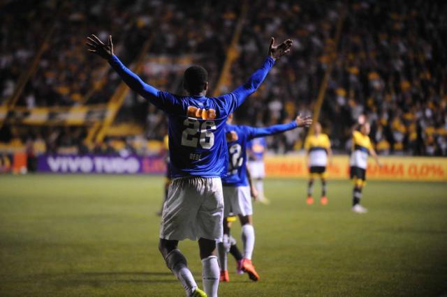 Jogadores e técnico do Cruzeiro reclamam da arbitragem no empate com o Criciúma Caio Marcelo/Agência RBS Jogadores e técnico do Cruzeiro reclamam da arbitragem no empate com o Criciúma Caio Marcelo/Agência RBS