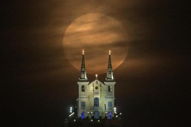 Veja fotos da superlua em várias partes do Brasil YASUYOSHI CHIBA/AFP