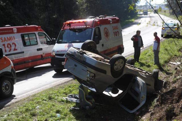 Carro com cinco ocupantes capota na ERS-122, em Caxias do Sul Roni Rigon/Agencia RBS Carro com cinco ocupantes capota na ERS-122, em Caxias do Sul Roni Rigon/Agencia RBS