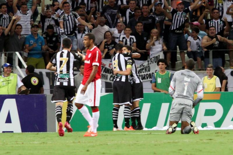 Dida, de joelhos, observa Magno Alves comemorar seu primeiro tento na noite — o capitão do Ceará ainda marcaria o terceiro gol da sua equipe.:imagem 5