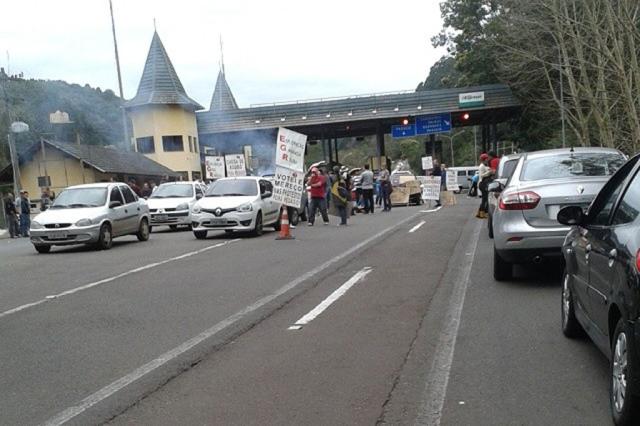 Usuários fazem manifestação na praça de pedágio de Gramado Carolina Comim/ Divulgação/ Usuários fazem manifestação na praça de pedágio de Gramado Carolina Comim/ Divulgação/