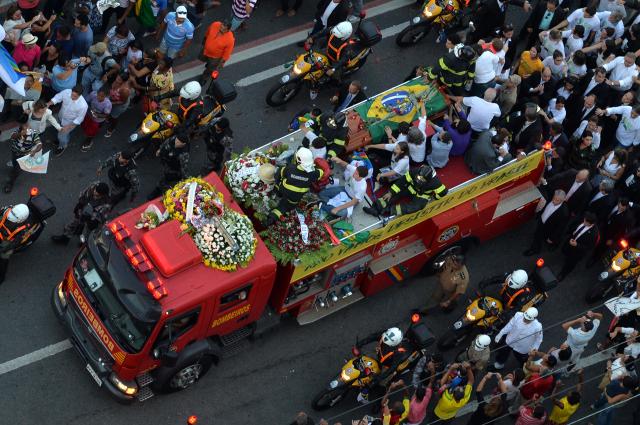 Em carro aberto, caixão de Eduardo Campos segue para cemitério Nelson Almeida / AFP/