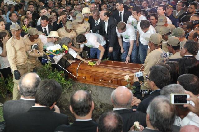Sob aplausos, corpo de Eduardo Campos é enterrado em Recife MÁRCIO FERNANDES/Estadão Conteúdo