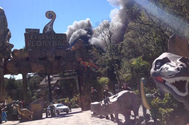 Incêndio atinge o Parque Terra Mágica Florybal, em Canela Bira Gil / Nova Época/ Incêndio atinge o Parque Terra Mágica Florybal, em Canela Bira Gil / Nova Época/
