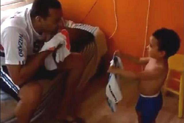 Em vídeo, criança decepciona pai são-paulino e escolhe camisa do Grêmio reprodução/Reprodução