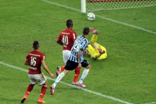 Grêmio marca nos acréscimos e vence o Flamengo no Maracanã Daniel Ramalho/AGIF