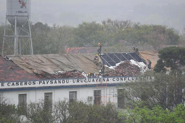Vendaval destelha casas e derruba árvores e postes em Santa Maria Jean Pimentel/Agencia RBS
