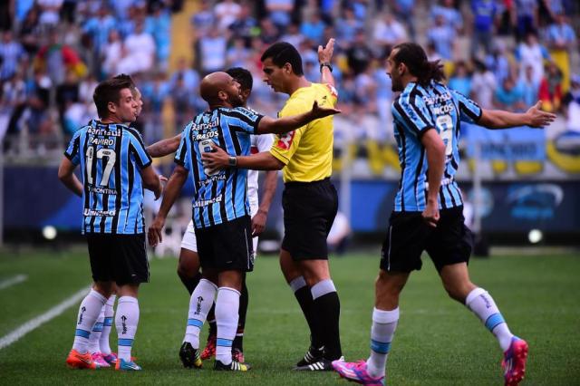Árbitro cita em súmula reclamação de Felipão e objeto arremessado no gramado Ricardo Duarte/Agencia RBS