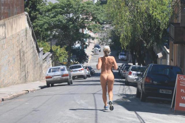 Mais uma mulher é flagrada correndo nua em Porto Alegre FERNANDO TEIXEIRA/FUTURA PRESS/ESTADÃO CONTEÚDO