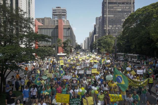 Manifestação contra o governo Dilma leva milhares de pessoas à Avenida Paulista MIGUEL SCHINCARIOL/AFP