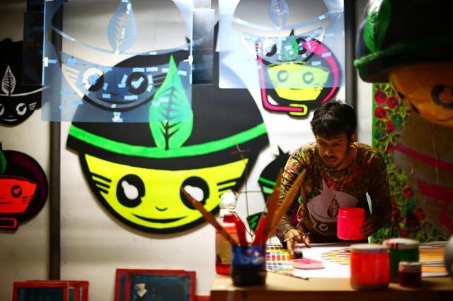 Criador dos adesivos de índio que estão nas ruas de Porto Alegre abre exposição nesta sexta Bruno Alencastro/Agencia RBS Criador dos adesivos de índio que estão nas ruas de Porto Alegre abre exposição nesta sexta Bruno Alencastro/Agencia RBS