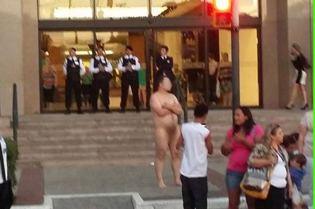 Homem é flagrado caminhando pelado próximo a entrada de shopping em Porto Alegre Daiana Torres/Arquivo Pessoal