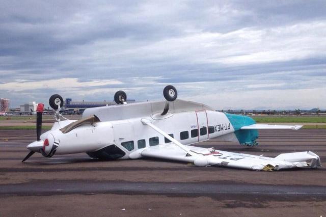 [Brasil] Temporal vira avião no Aeroporto Salgado Filho 17124815