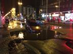 Asfalto cede e carro mergulha em buraco na Avenida Paraguassu Felipe Daroit/Agência RBS