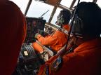 Objetos detectados no mar não pertencem a avião da AirAsia BAY ISMOYO/AFP